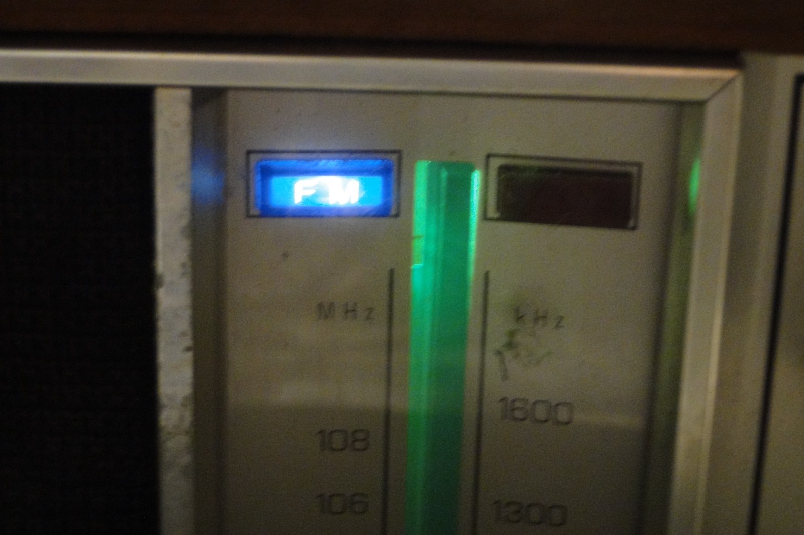 1970’s Panasonic Table Top Radio AM-FM Walnut RE7259 Works great !