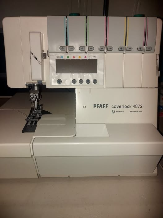 Serger Overlock PFAFF 4872