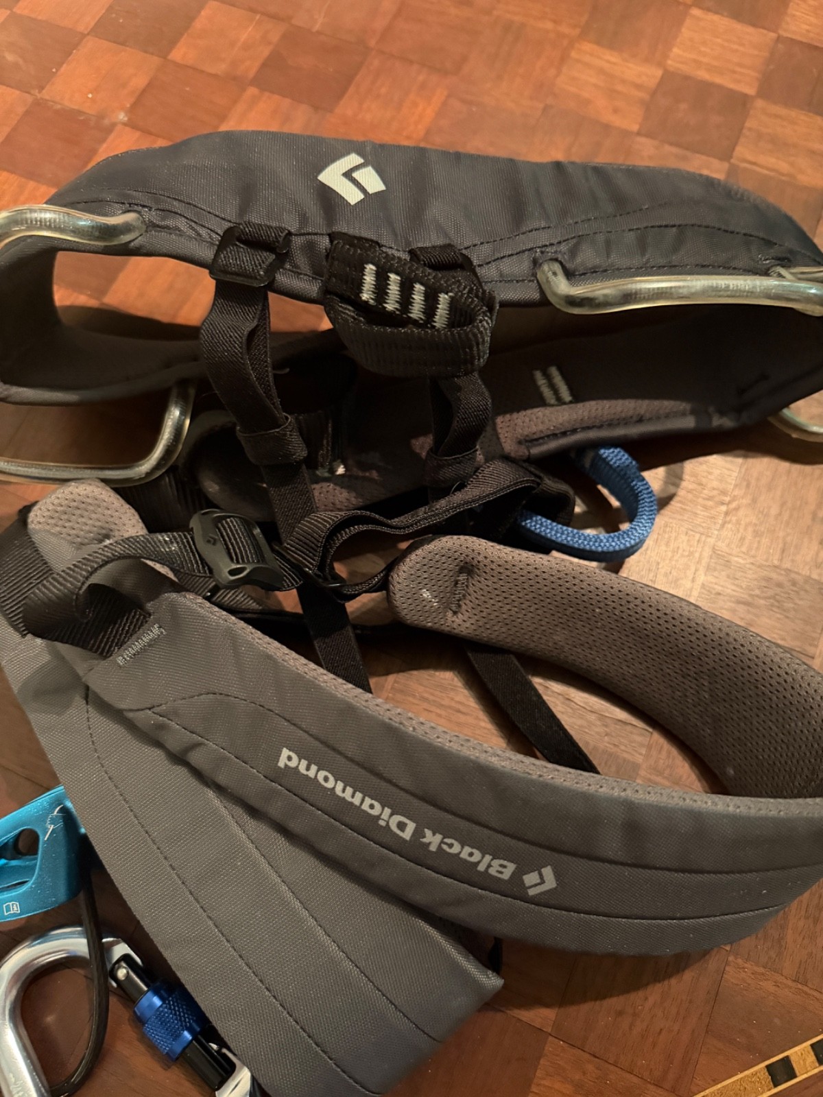 Black Diamond Momentum Men’s Rock Climbing Harness with ATC– Slate – Size M