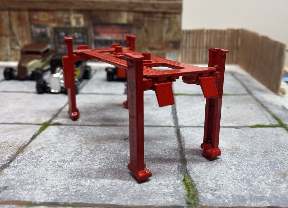 1:64 Die ast 4 Post Lift, Red