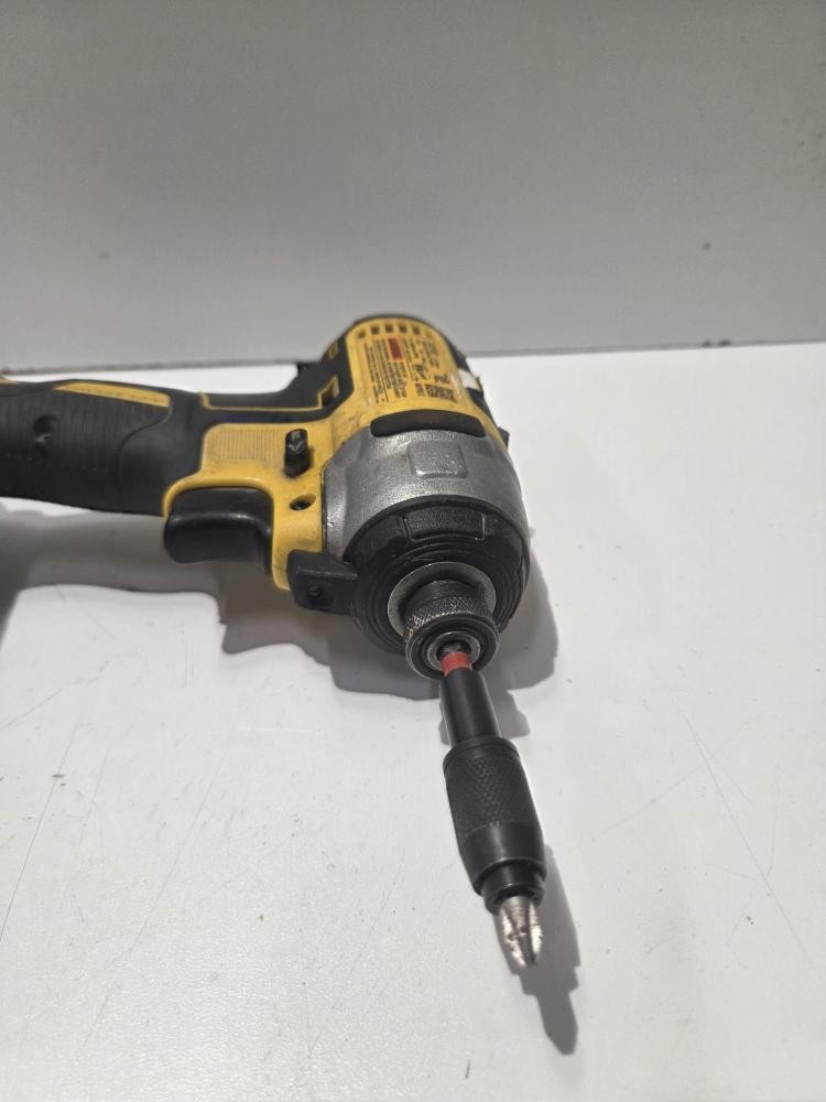 DEWALT DCF787 TOOL ONLY ***AS IS DOESN'T WORK*** (P22017764)