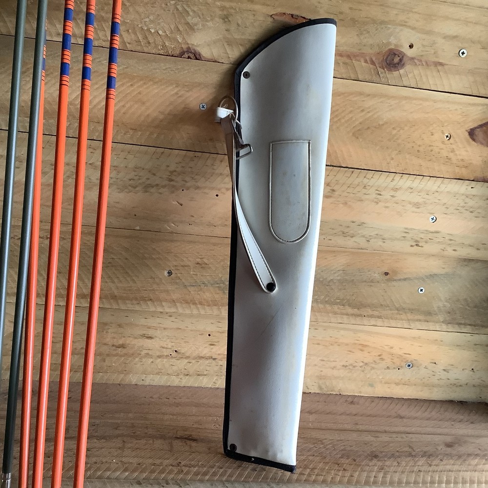 VINTAGE FALCON ARCHERY QUIVER AND ASSORTED ARROWS