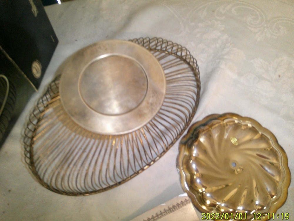 2 OLD SILVERPLATED ITEMS WITH BOXES LEONARD BASKET HAMPSHIRE SCALLOED SERVER