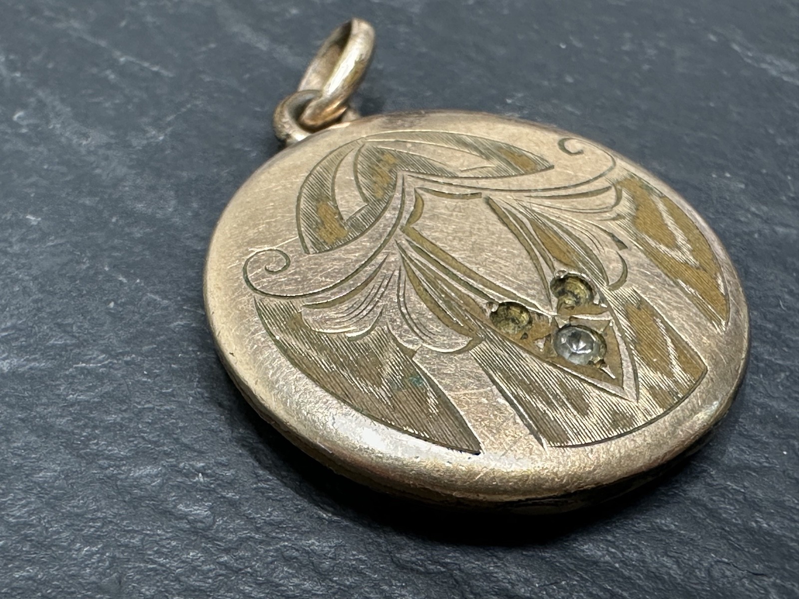 ANTIQUE GOLD FILLED PHOTO LOCKET WITH GREAT PHOTOS N122