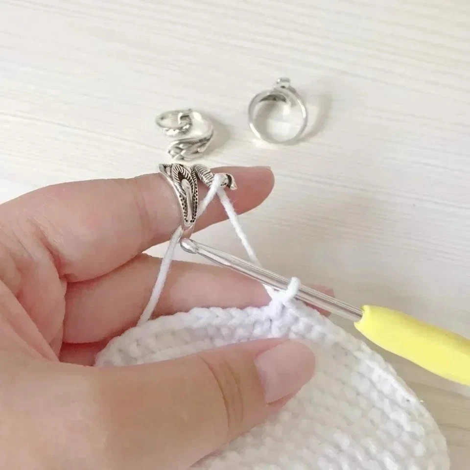 1pcs Crochet Loop Ring, Adjustable Cat Crochet Ring Yarn Guide Finger Holder.