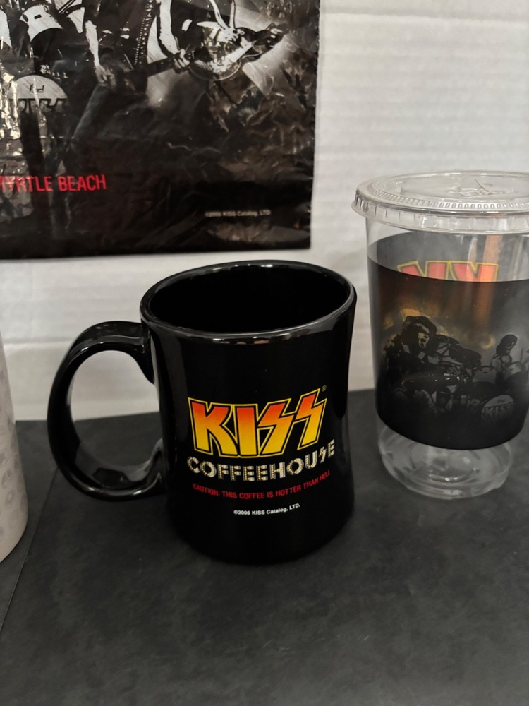 KISS COFFEEHOUSE MYRTLE BEACH MUGS (2) PLASTIC CUPS (2) MAGNET AND BAG