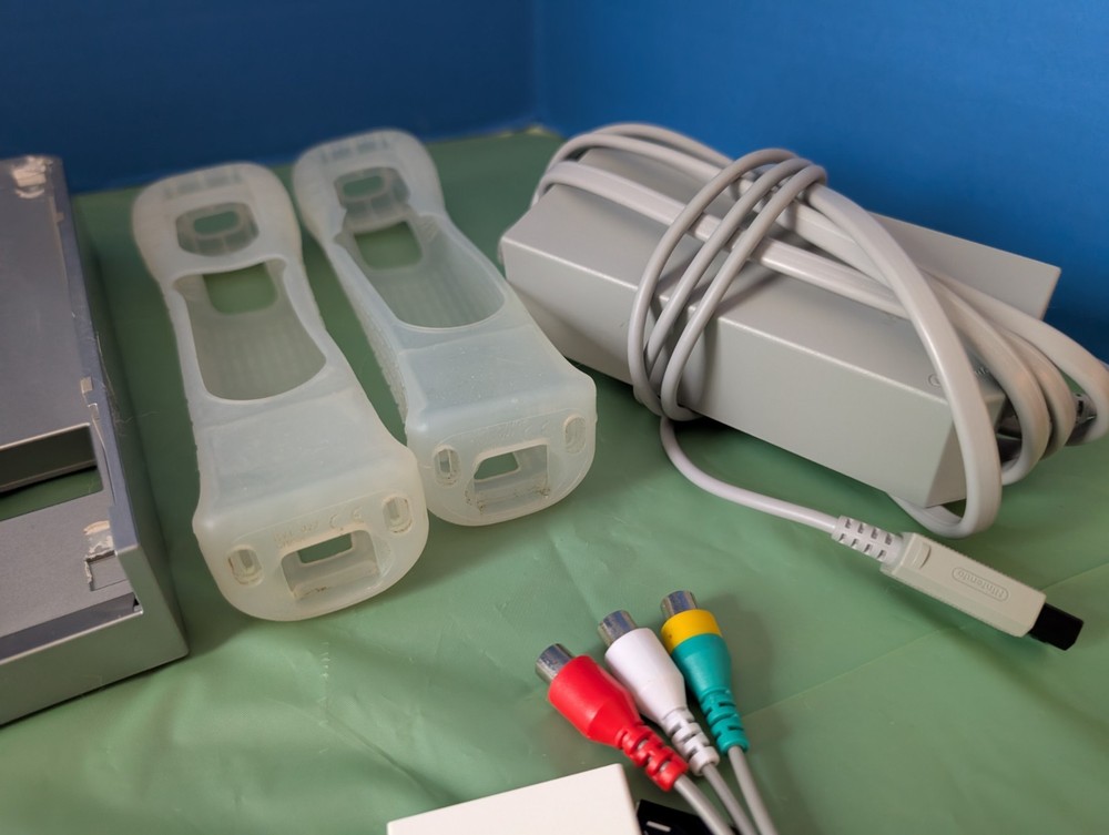 Nintendo Wii Console System + Accessories Bundle * AS IS READ DEsc