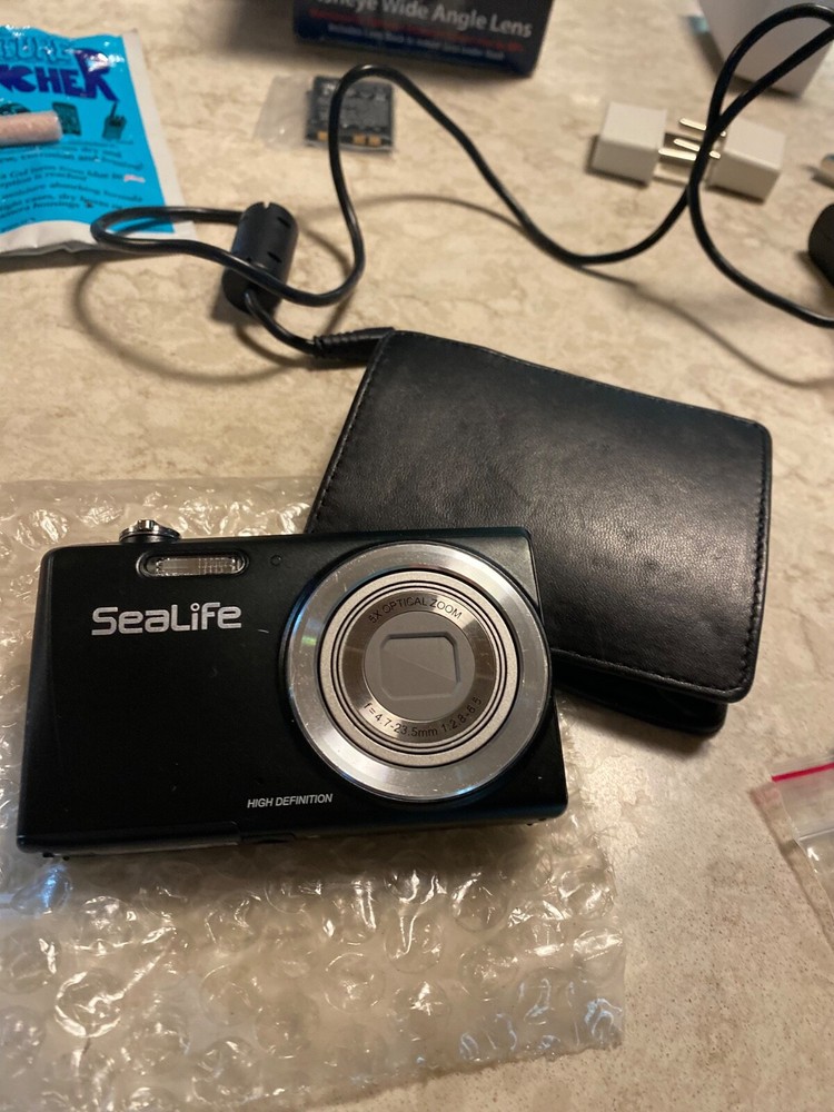 SeaLife DC 1400 Underwater Camera Kit - Includes many Accessories