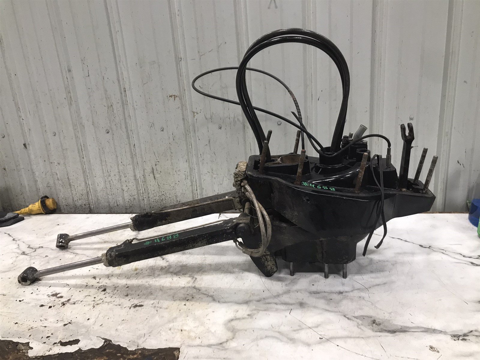 MerCruiser Alpha 1 Gen 2 out drive mount gimbal housing & hydraulic cylinders