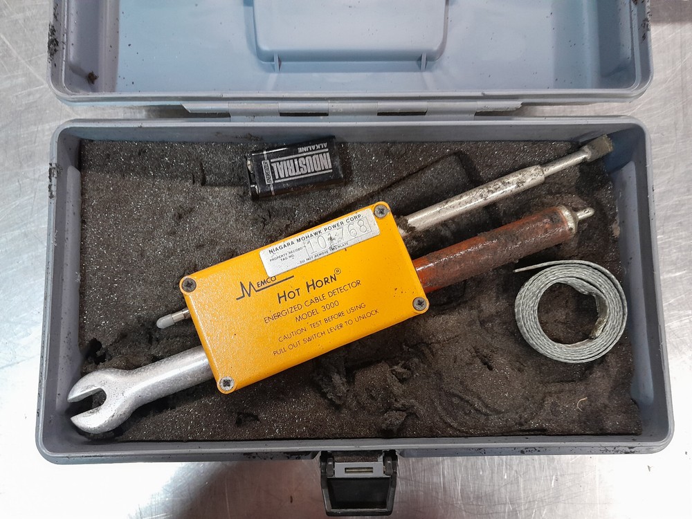 Memco Model 3000 Energized Cable Detector with Case