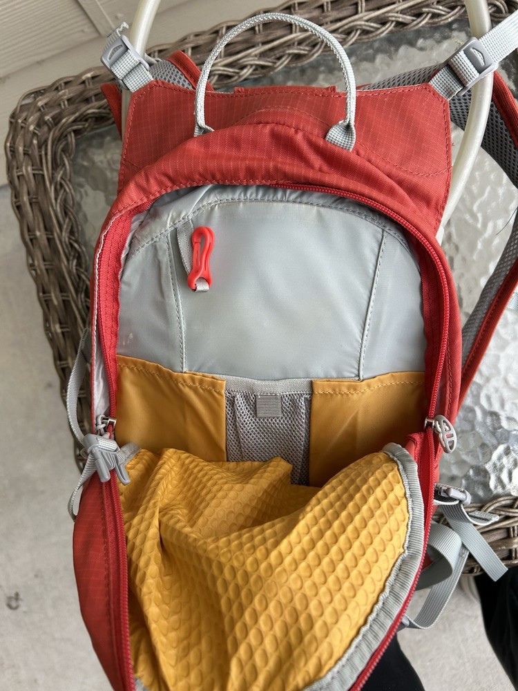 OSPREY "Verve 10" Hydration Pack ***BLADDER INCLUDED** Red