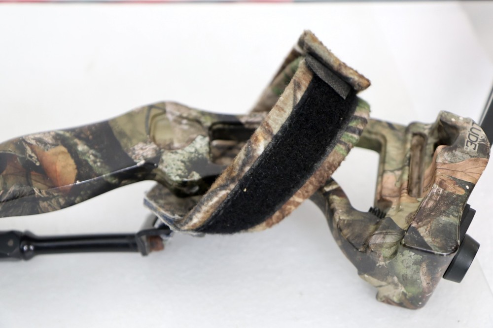 Barnett Vortex Hunter Beginner Compound Bow - Camo / Red - RH (28" Ax-Ax) 2011