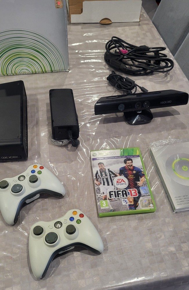 Xbox 360 Microsoft + Kinect + 2Controllers + Football Game + Cavettery