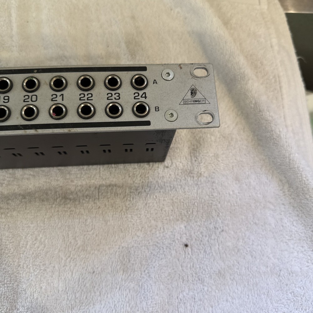 Behringer Ultrapatch Pro PX3000 Multi-Functional 48-Point Balanced Patchbay