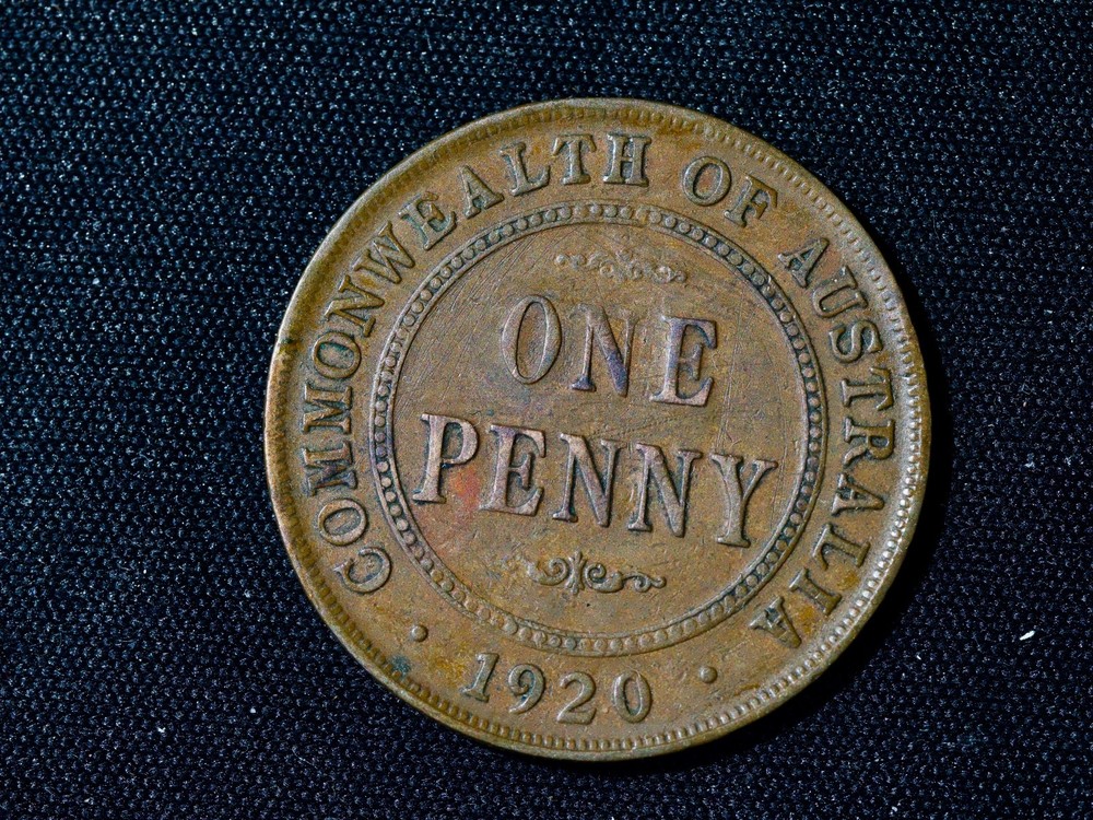 Australia 1920 penny dot over top and under bottom scroll