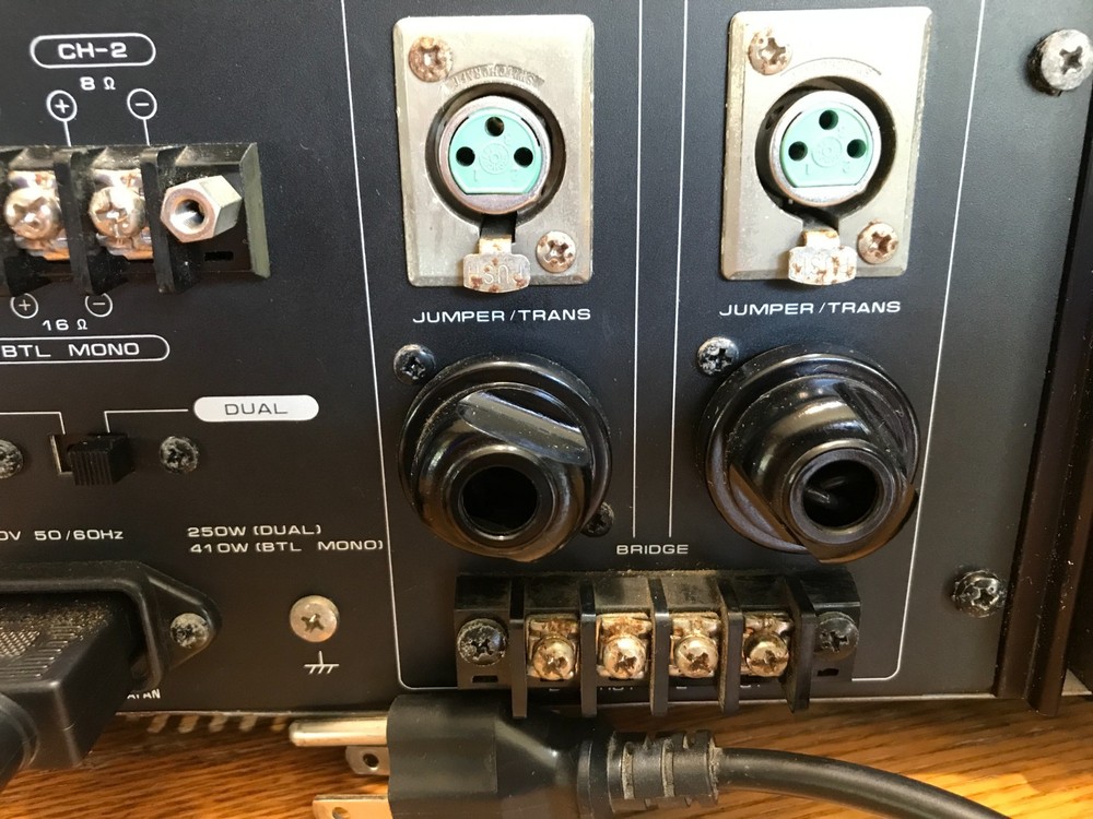 TOA P-2122 Stereo Power Amplifier