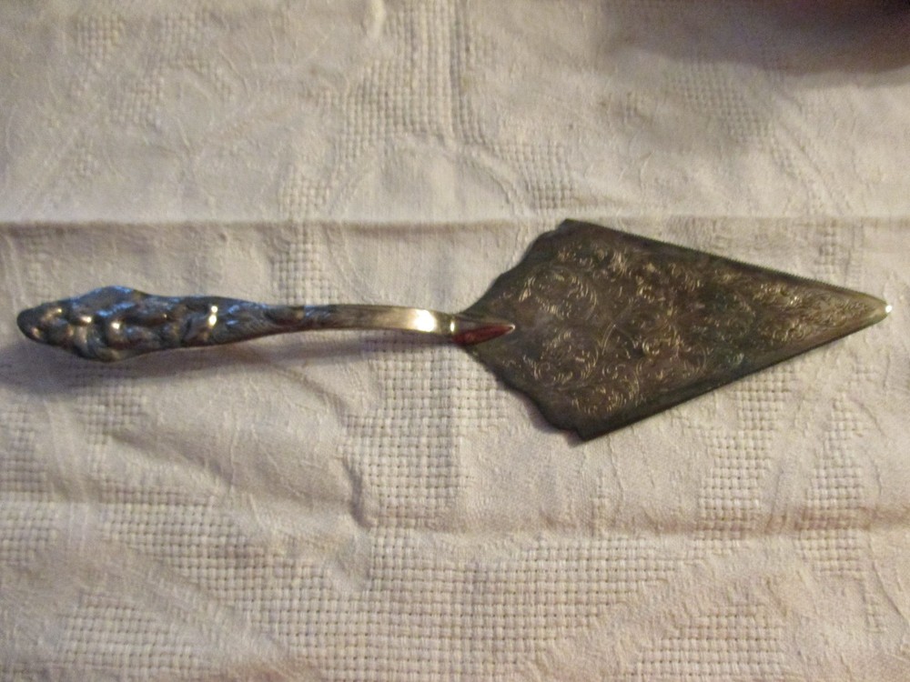 12" Cake Pie Scrollwork Flower Details Silver Plate Server Raimond - SCT