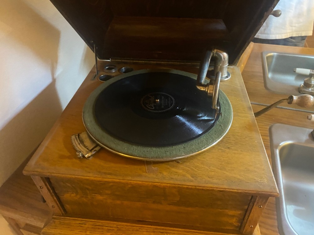 Antique Wind Up Phnograph/Record Player
