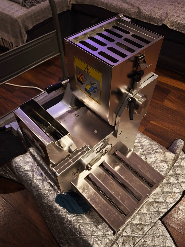 Pasta sheeter machine