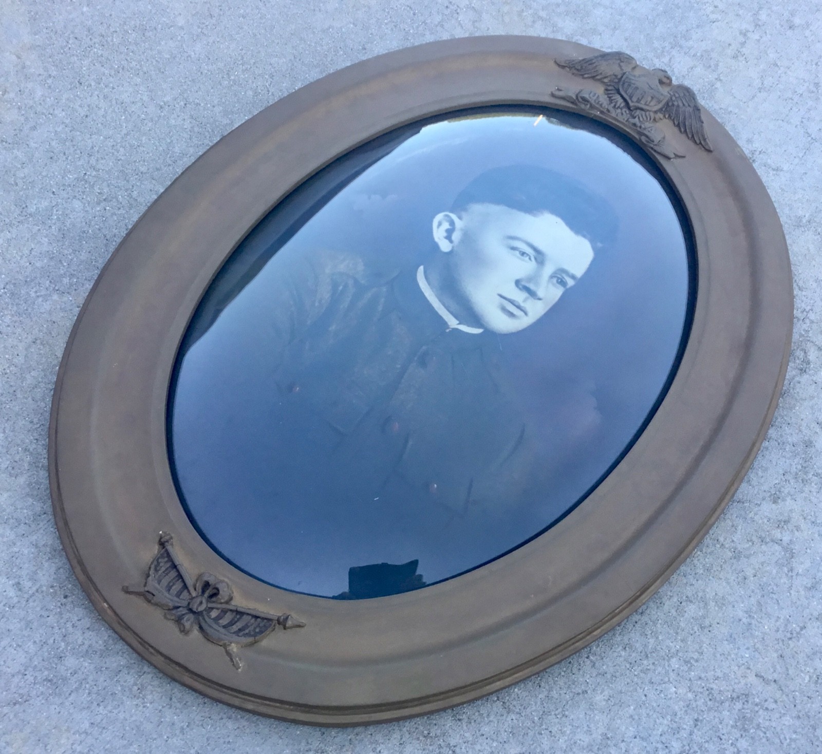 Vtg WW1 Convex Glass Soldier Military Portrait US Army Oval Framed Wall Hanging