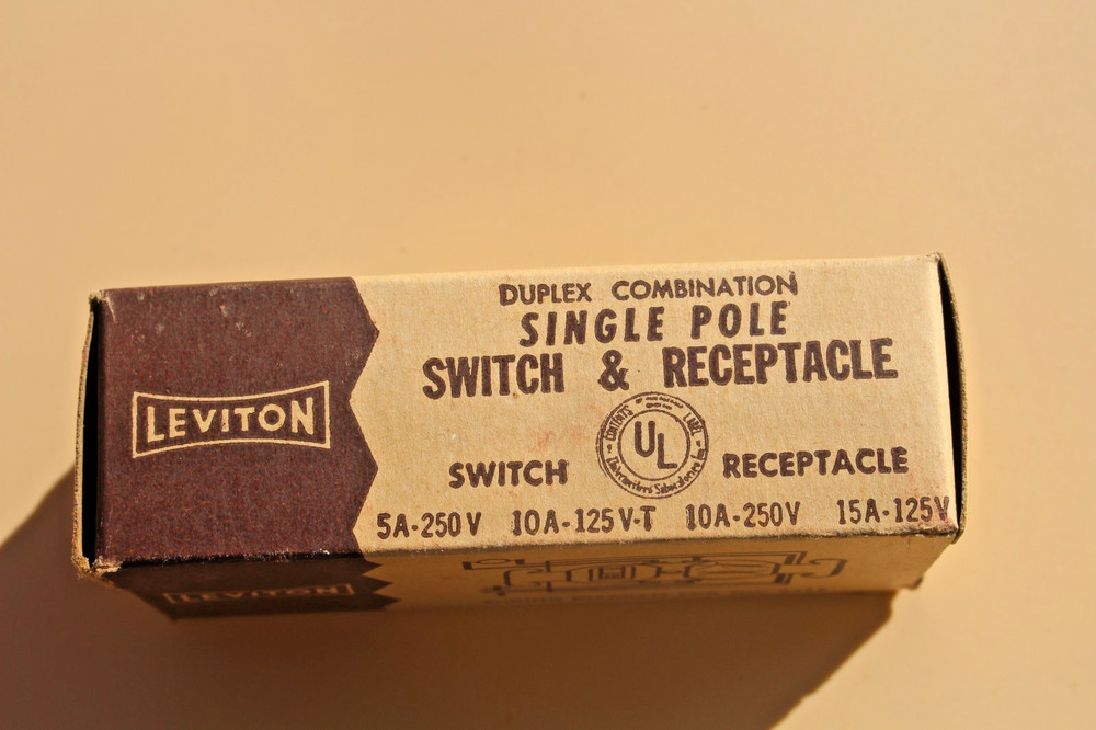 TOGGLE SWITCH & RECEPTACLE Combination BLACK Single Pole NEW Leviton 5211