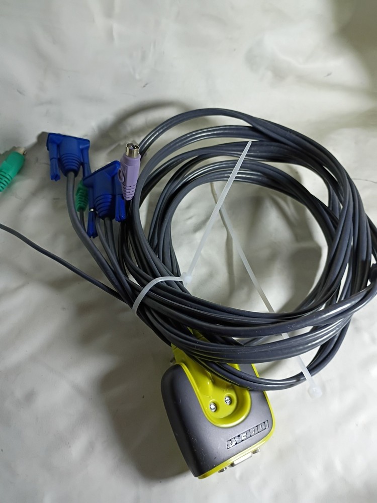 IOGEAR GCS62 PS/2 MiniView Micro KVM Switch w Built-In Cables