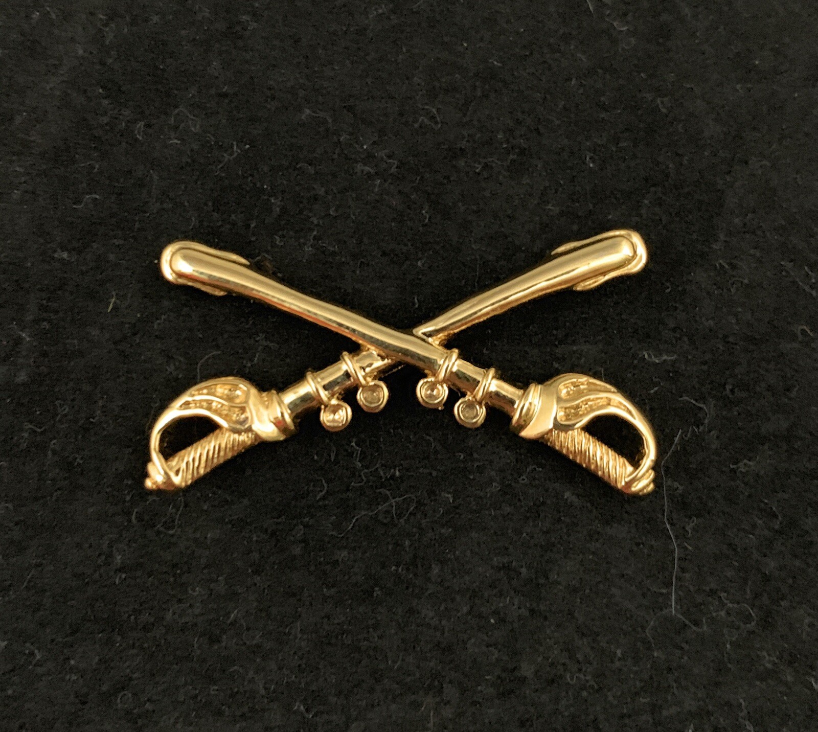 ☀️U.S. Army Gold Cavalry Crossed Sabers, Military Hat Lapel Pin, Medium 1-1/2"