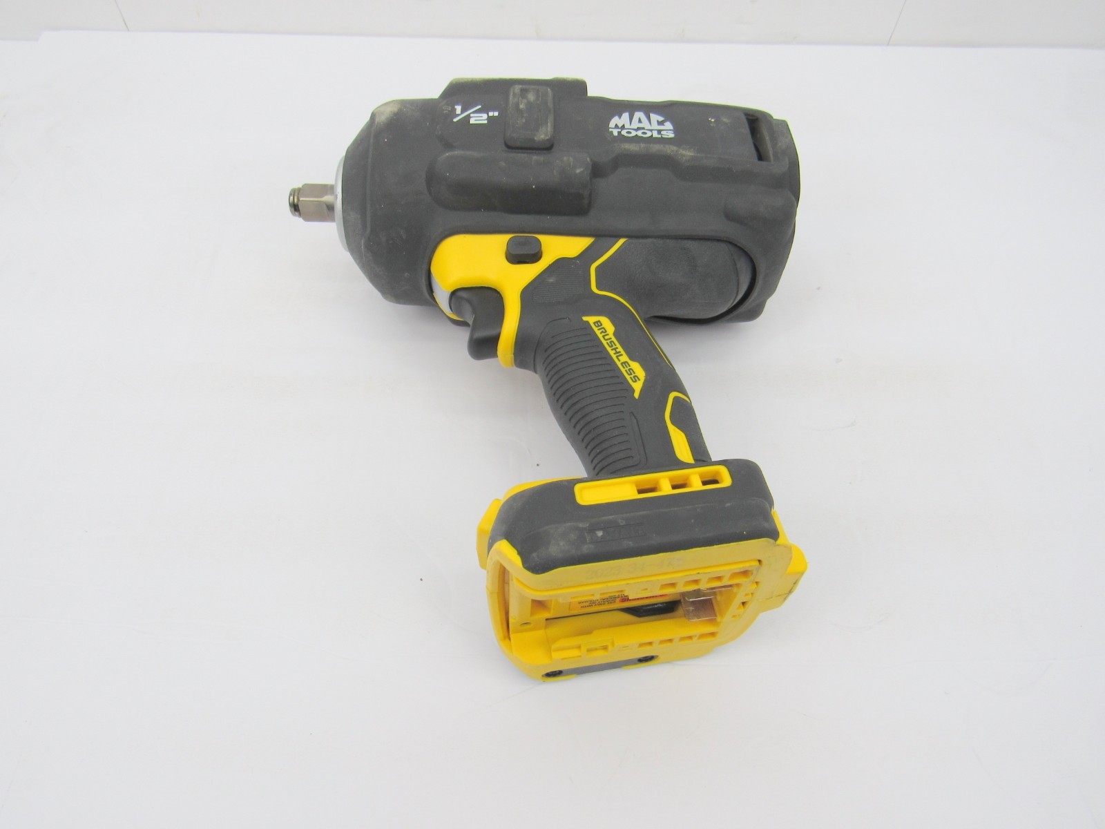 DEWALT DCF961B 1/2 In Hi Torque Impact Wrench 20V MAX XR Cordless with cover