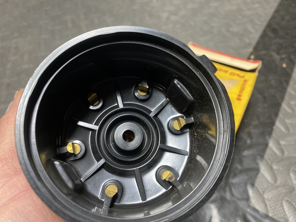 NOS P & D Bendix Distributor Cap AU-110