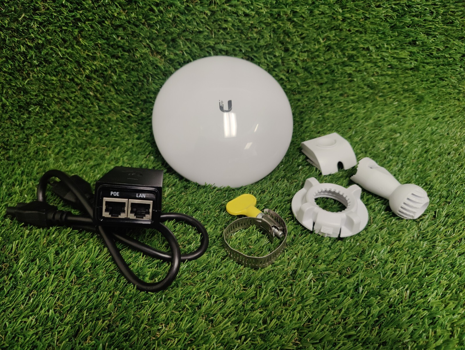 Ubiquiti Networks NBE-M5-16 NanoBeam 5GHz Wireless Access Point w/ PoE, Clamp