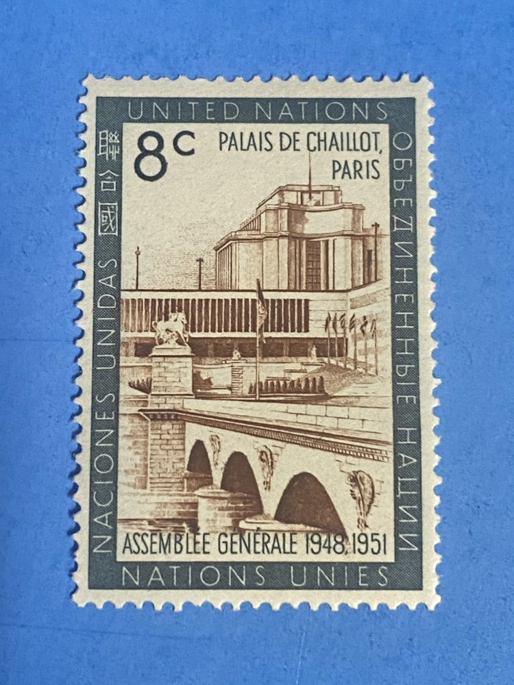 1960 PALAIS DE CHAILLOT PARIS 8c STAMP   mint / unhinged   FREE SHIP