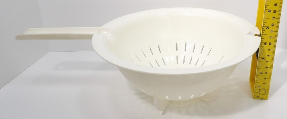 Tupperware 10" White Strainer Colander with Handle - Kitchen Essential
