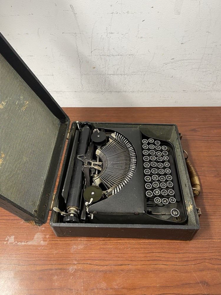 Remington Rand Cadet Portable Typewriter & Case