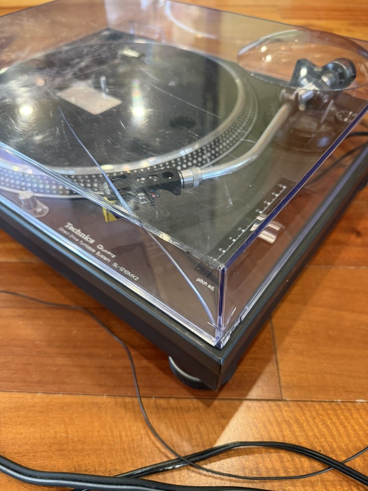 Technics Quartz Direct Drive Turntable System SL-1210MK2
