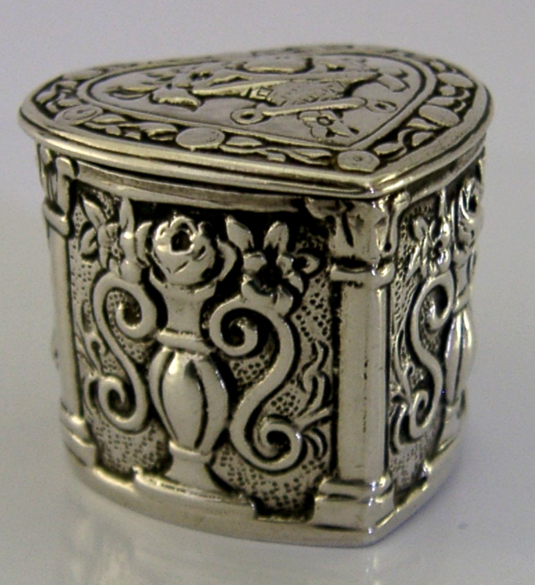 PRETTY 830 SOLID SILVER LOVE HEART BOX c1900 ANTIQUE