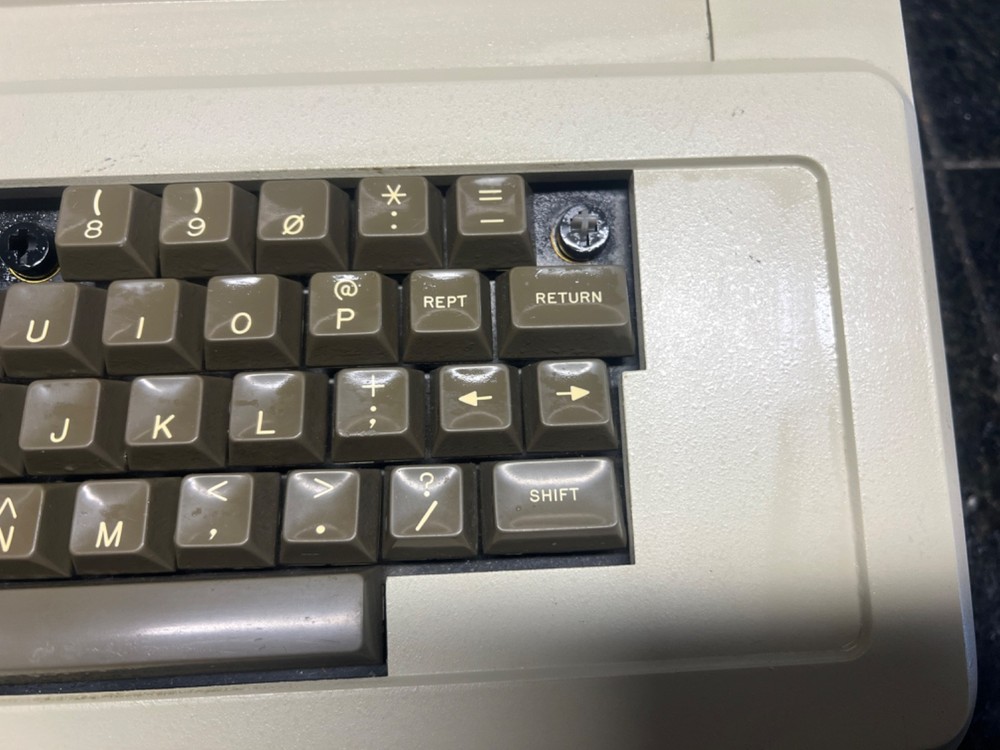 APPLE II PLUS EMPTY CASE FOR MODS!