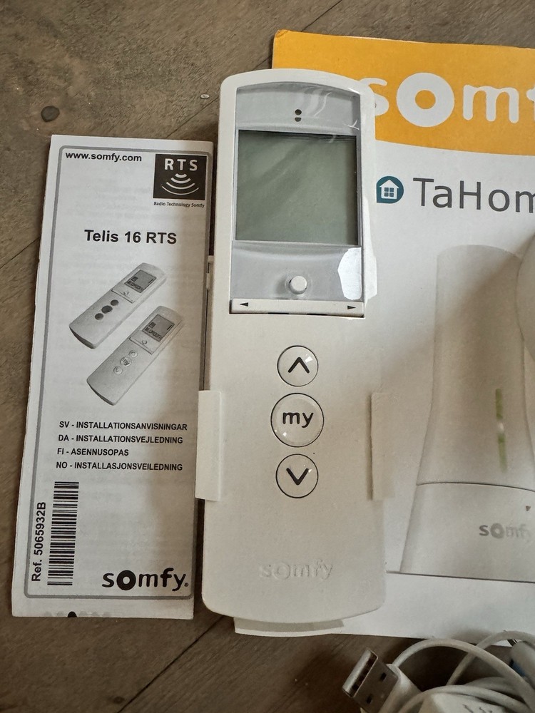 Somfy Tahoma Beacon & Telis 16 RTS Remote Bundle