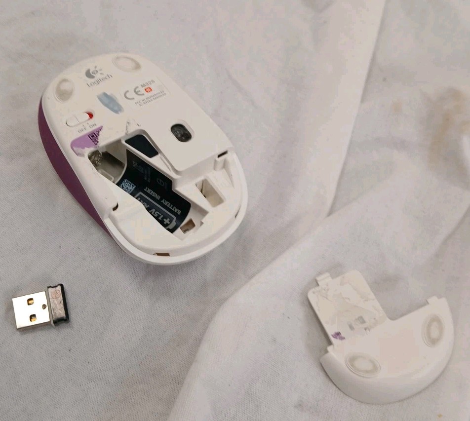 Logitech Mouse white with magenta, includes dongle, wireless M325