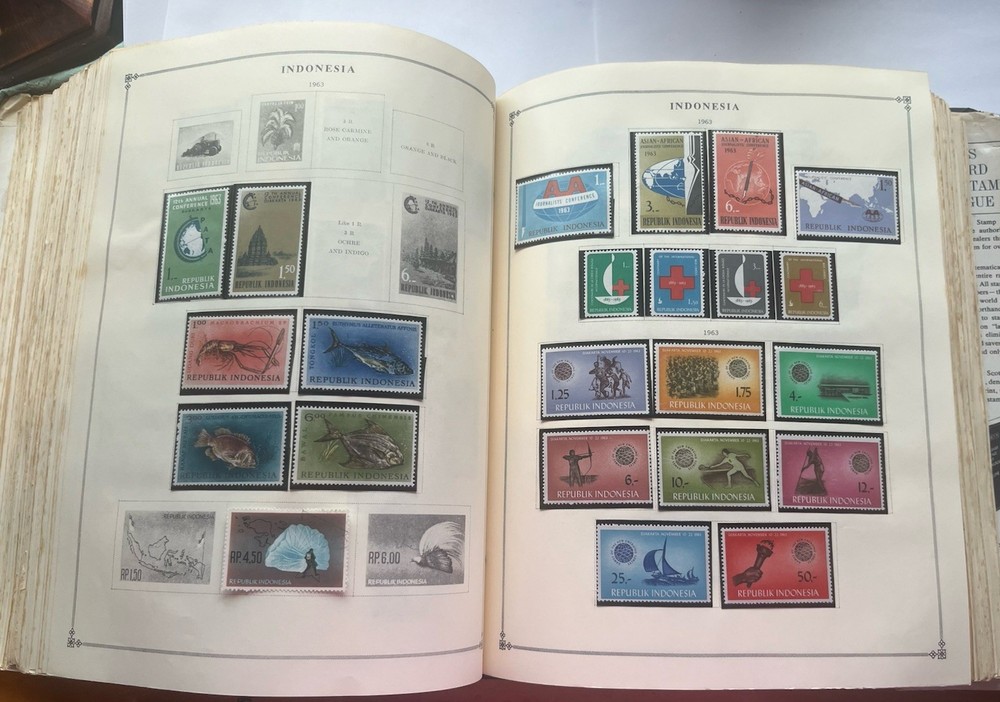 Scott International Album 1870s-1990s Thousands Of Stamps From Around The World