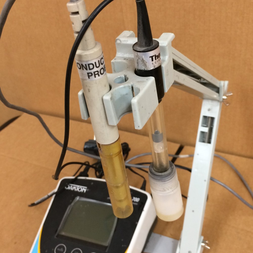 Oakton PC700 Meter w / Conductivity / Temp Probe & Stand