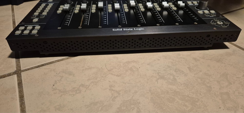 UF8 Advanced DAW Controller