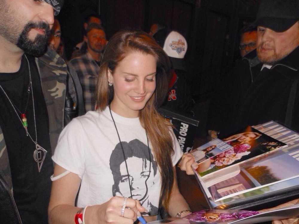 LANA DEL REY SIGNED AUTOGRAPHED TAMBOURINE “BIG & BOLD” ONE OF A KIND GEM 💍