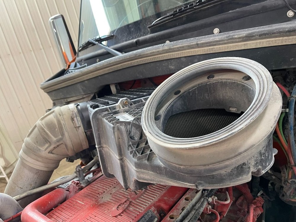 Peterbilt 579 Air Cleaner - Used
