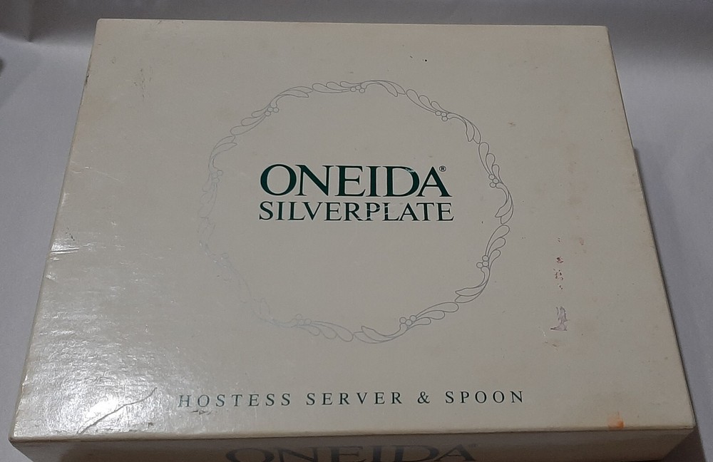 Oneida Silverplate Hostess Server & Spoon in box