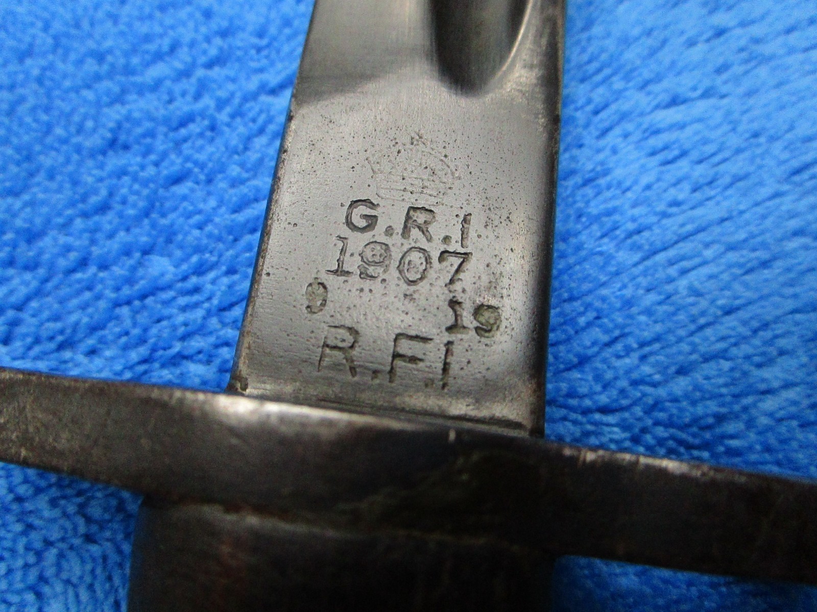 ORIGINAL WW1 BRITISH INDIA M1907 SMLE BAYONET AND SCABBARD WITH FROG MADE BY RFI