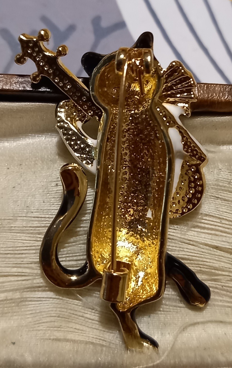 VINTAGE STYLE GOLDTONE BLACK CAT CUTE GUITAR BROOCH QUIRKY UNIQUE UNUSUAL FUN