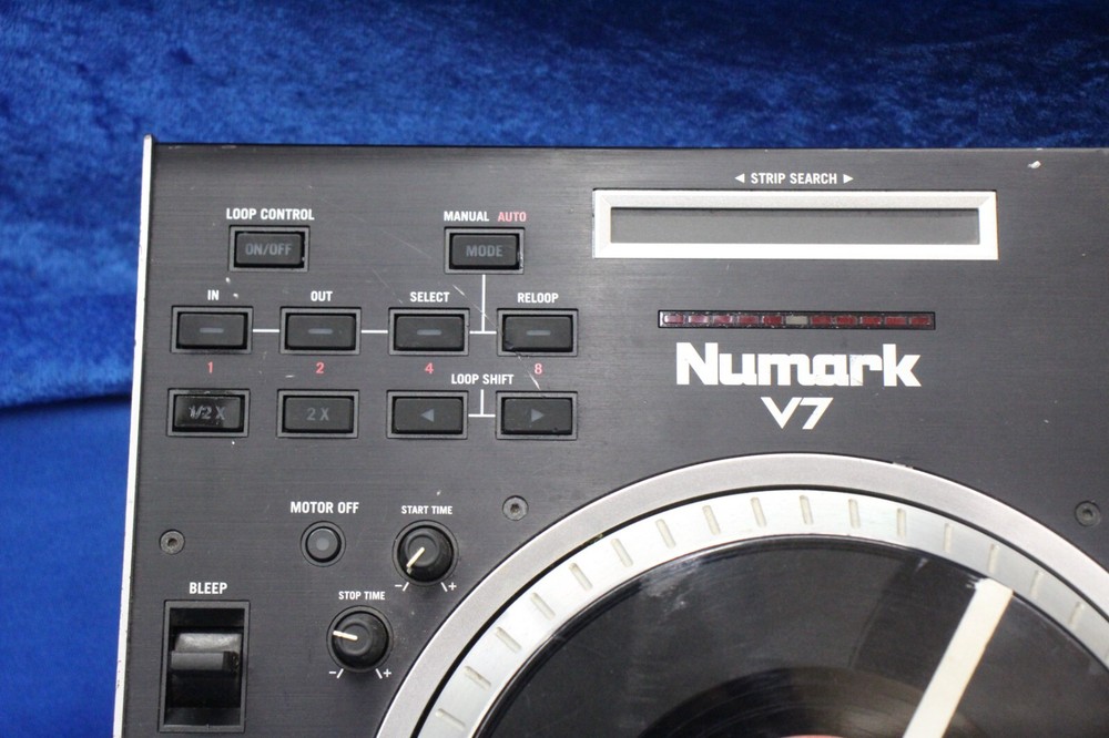 Numark V7 High-resolution Motorized Turntable Software Controller -Black