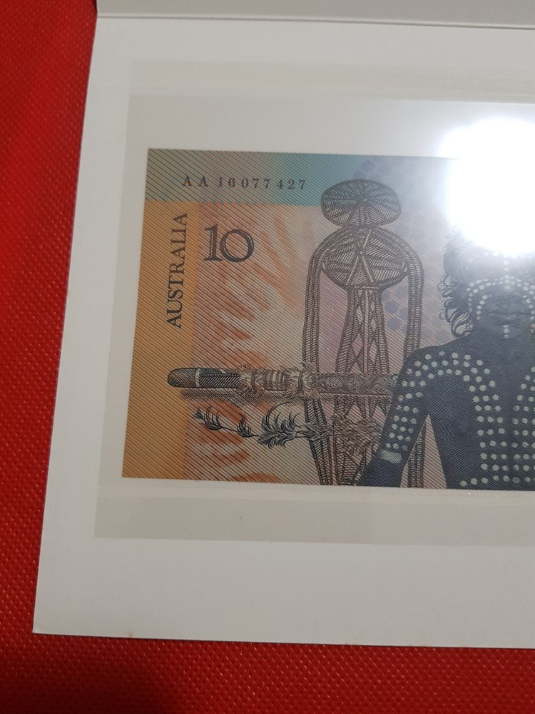 1988 AUSTRALIAN $10 FRASER/JOHNSTON FIRST POLYMER NOTE FOLDER AA 16 077427