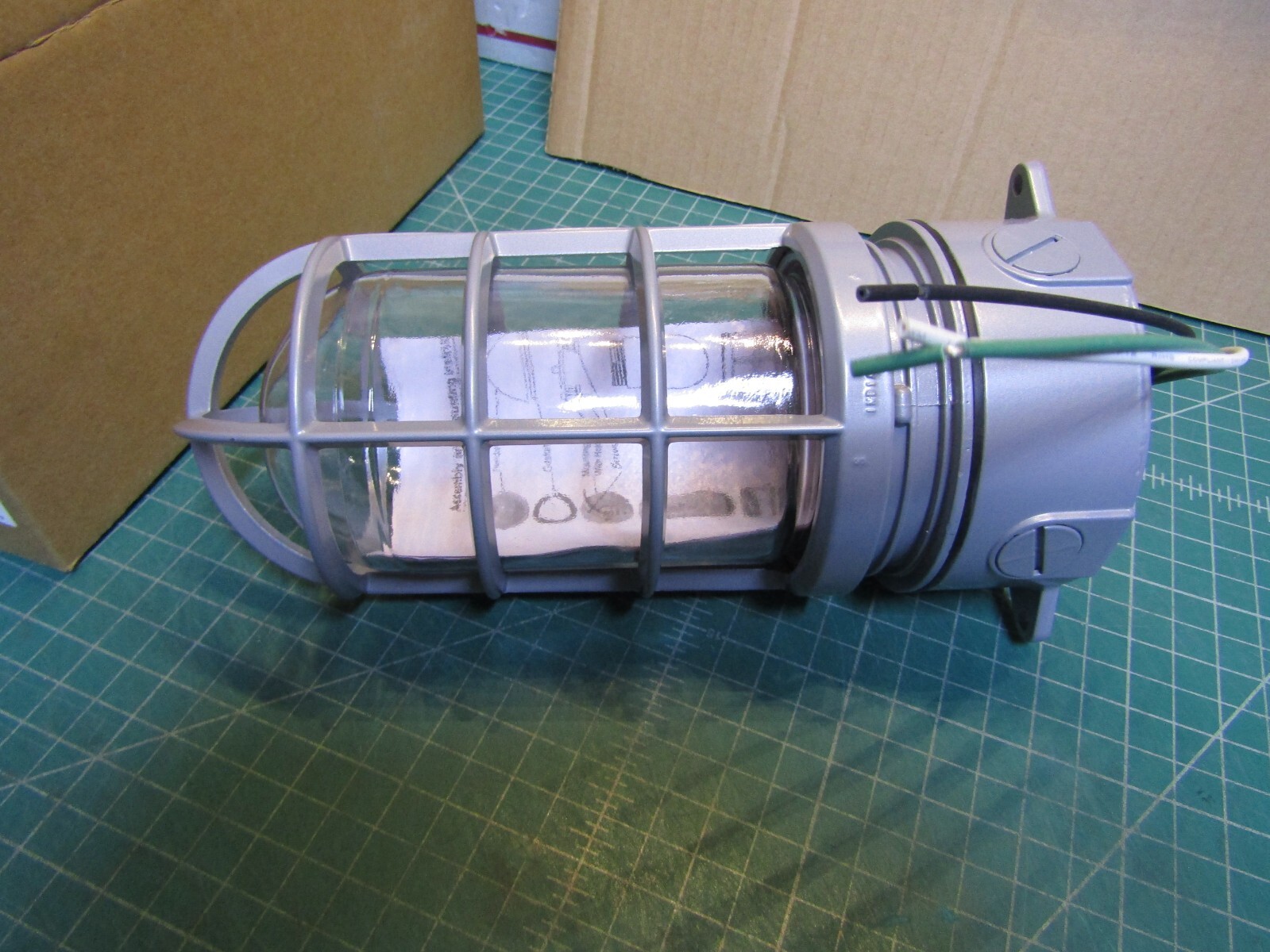 1– EATON TP7600 Light Fixture Corrosion Resistant Gasketed Vaporproof 100 W Gray