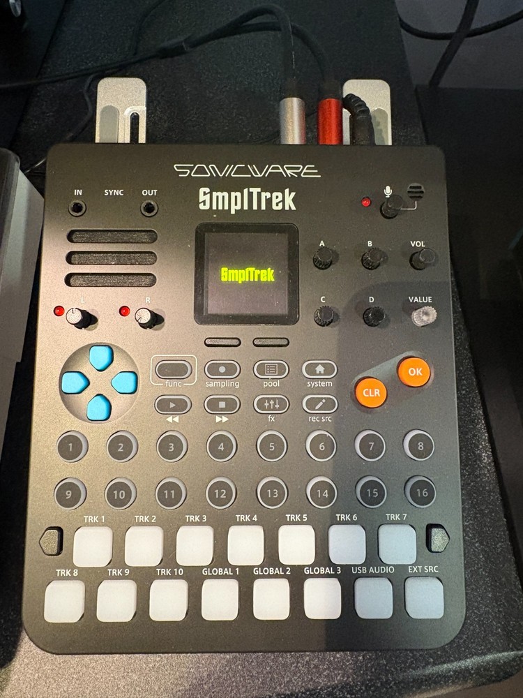 Sonicware SmplTrek Portable Production Sampler & Decksaver
